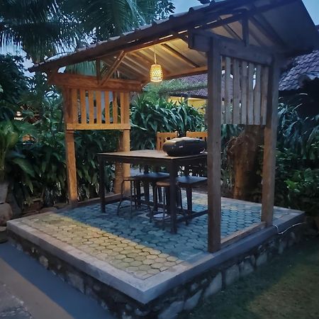 Giri Sari Guest House Пемутеран Экстерьер фото