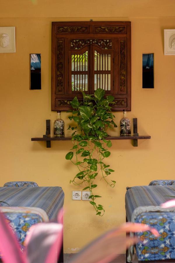 Giri Sari Guest House Пемутеран Экстерьер фото